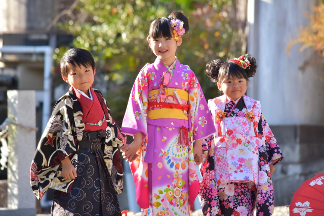 振袖や羽織袴姿の三人の子供たち