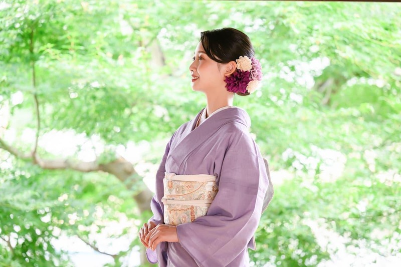 着物を着る女性