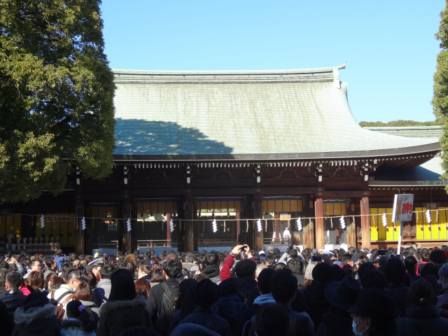 参拝客で混みあう初詣