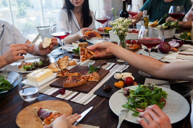 イタリアン料理を囲む食事会風景