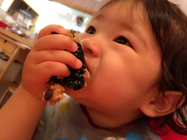 恵方巻きを食べる子ども