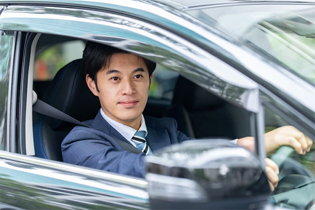 車を運転する男性