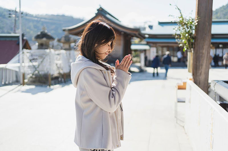 参拝する女性