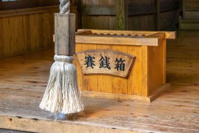 お寺のお賽銭の作法とは？金額の意味や参拝マナーもご紹介
