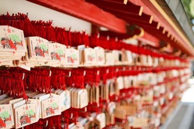 初詣の絵馬の書き方や意味とは?正しい作法で願いを届けよう