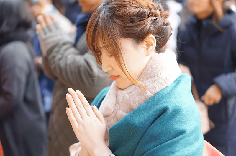 手を合わせる女性