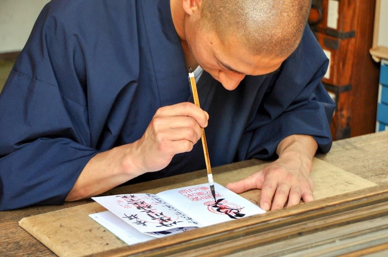 朱印を書く神職